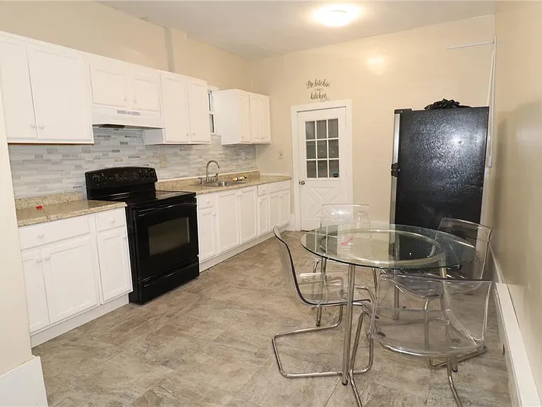 215 W Coal St — Photo 7