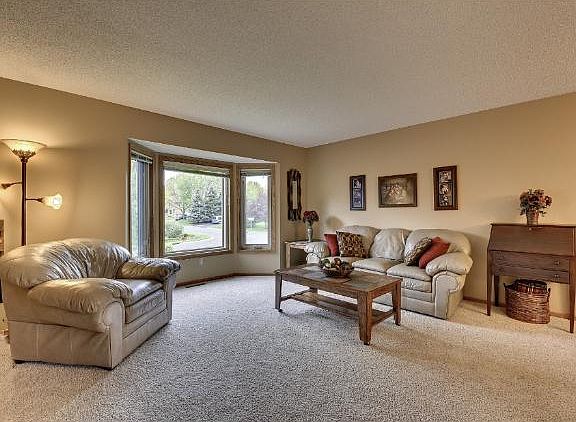 3rd image of 921 Rushmore Dr