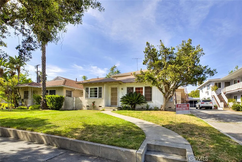Building Photo - 1209 E Lexington Dr #C