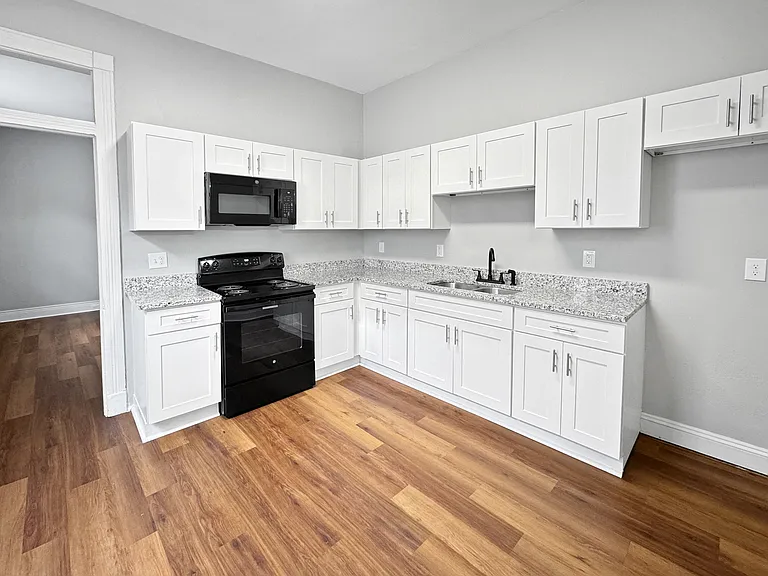 635 Reynes St — Photo 2