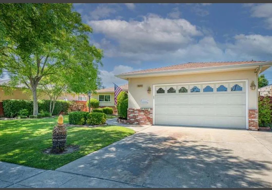 3 bed, 1.5 bath, 1393 sqft, $2,300 — Photo 1