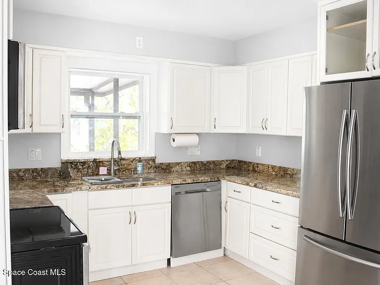 394 Royal Palm Dr — Photo 3