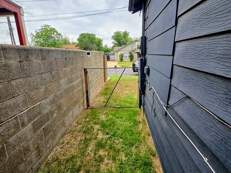 2606 Avenue V — Photo 29