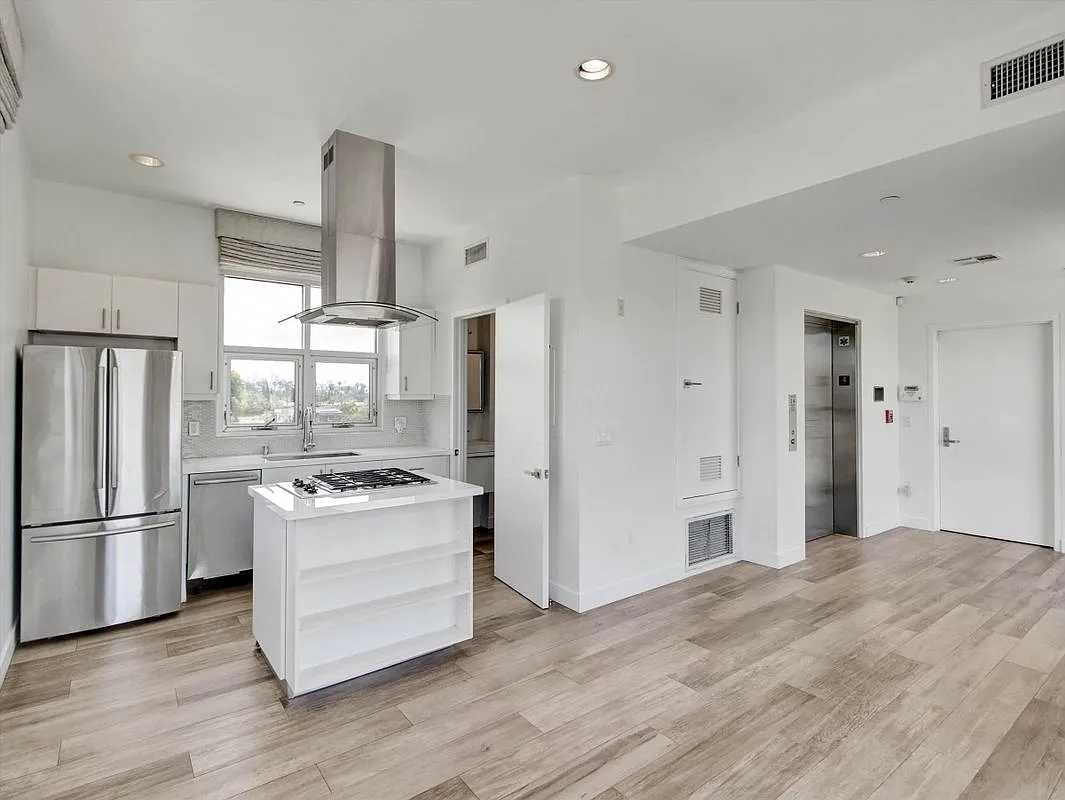 1 bed, 2.0 bath, 2527 sqft, $2,995 — Photo 4