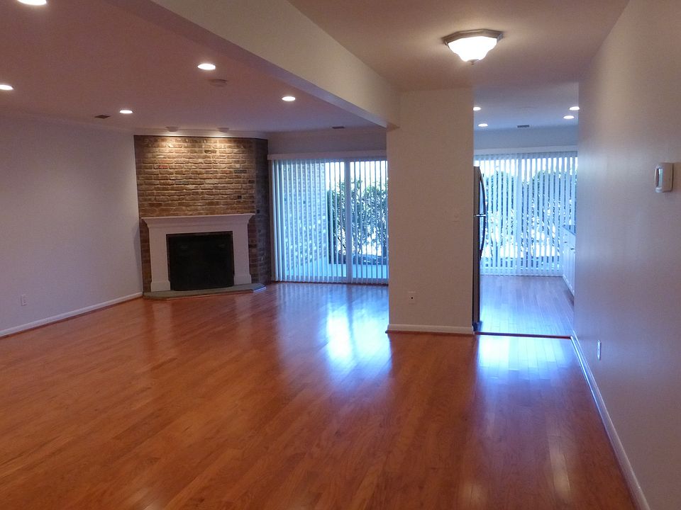 Move Right In! Spectacular First Floor Southport Woods End Unit