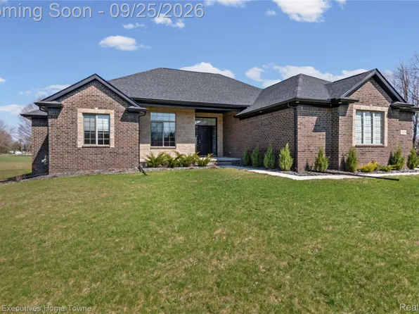 7285 Wood Pointe Dr, Almont, MI 48003