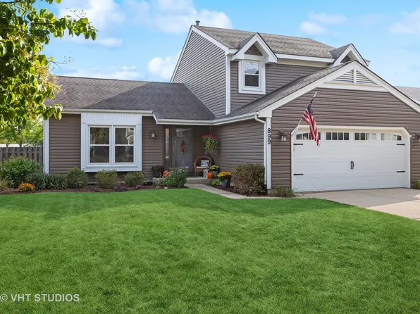 899 Boxwood Dr, Crystal Lake, IL 60014