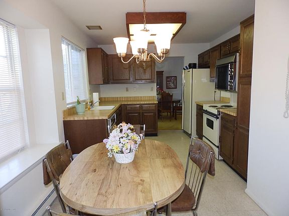 4th image of 639A Devonshire Ln #A