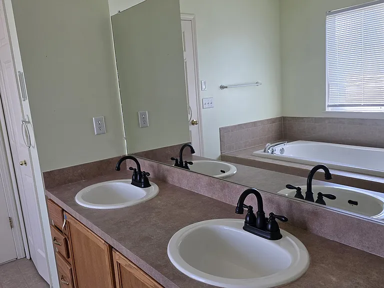 1254 Hartland St — Photo 40