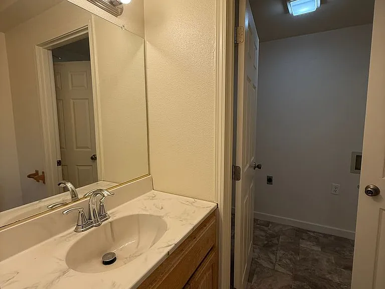 1133 Irvington Dr — Photo 14