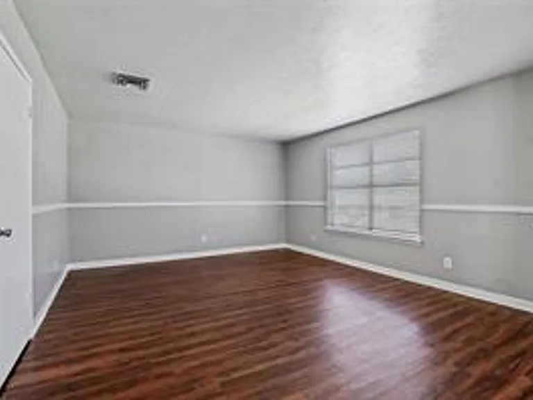 Ennis Place Apartments: Leasing Specials! Great location & Upgrades! — Photo 13