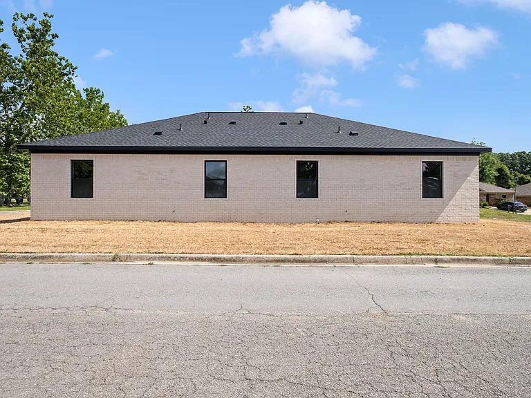 715 Supreme Ct — Photo 2