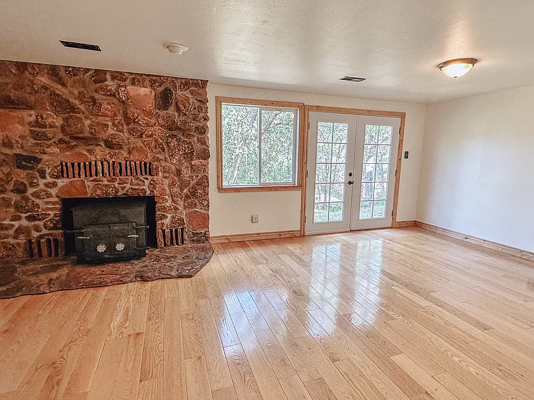 1216 Walz Ave — Photo 3