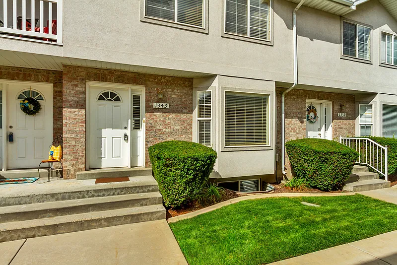 4 bed, 3.5 bath, 2370 sqft, $2,150 — Photo 2
