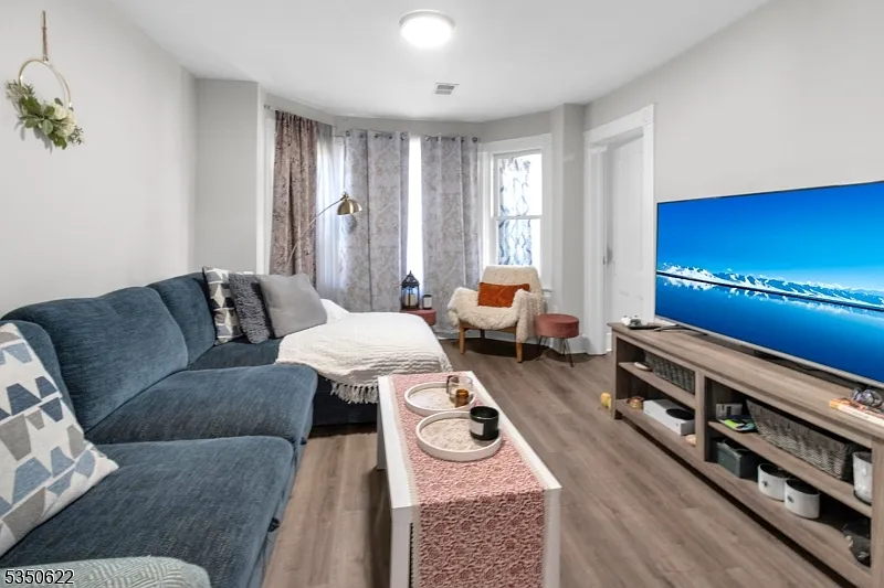 2 bed, 1.0 bath, $2,100 — Photo 4