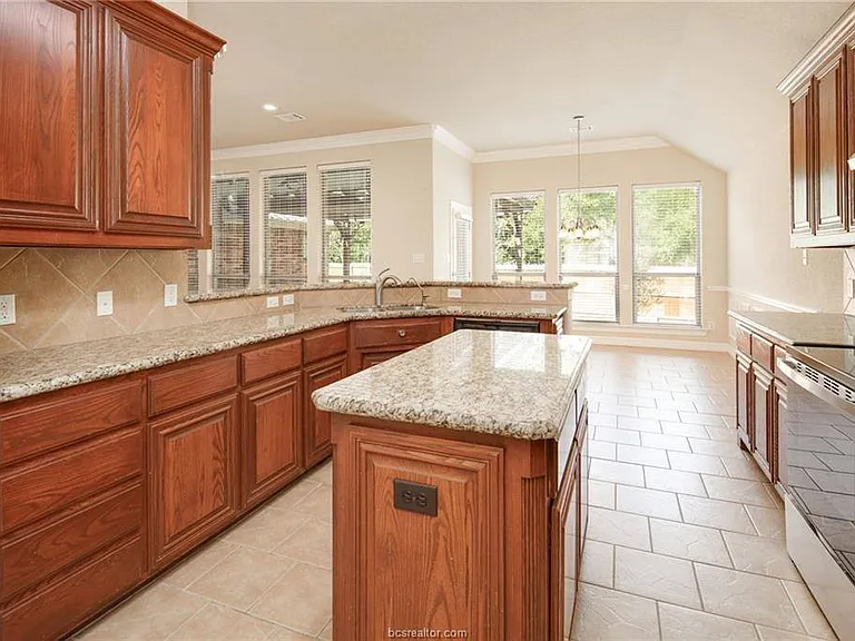 2481 Newark Cir — Photo 7