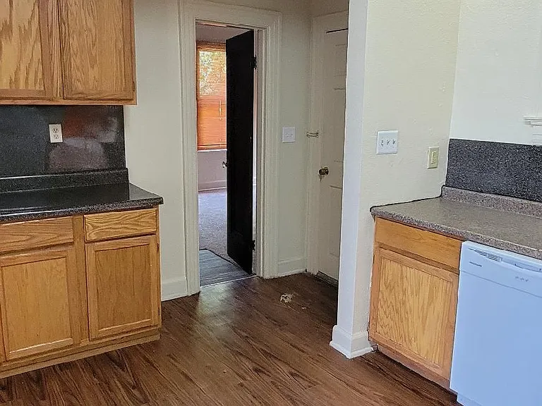 2440 Laurel St — Photo 8