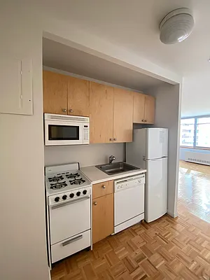 Rented by Fischer Group Realty, LLC | media 9