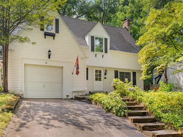 19 Fair Oaks Dr, East Rochester, NY 14445
