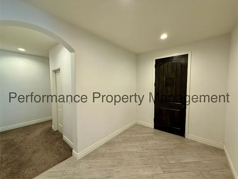 10400 Garden View Ln — Photo 2