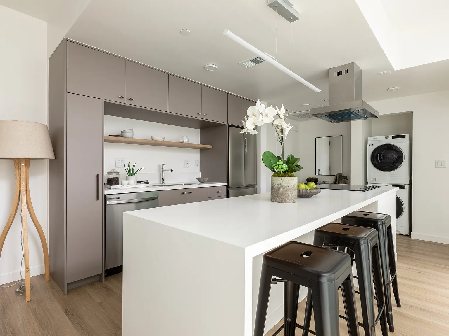 2 bed, 900 sqft, $3,500 — Photo 1