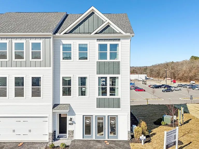 415 Harmon Ct — Photo 2