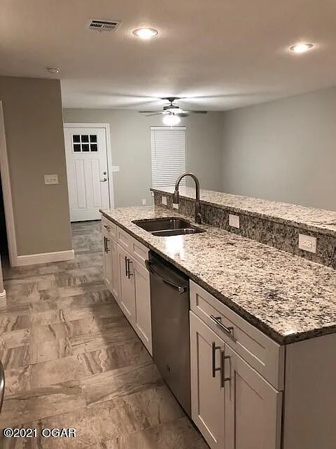 3 bed, 2.0 bath, 1100 sqft, $1,350 — Photo 2