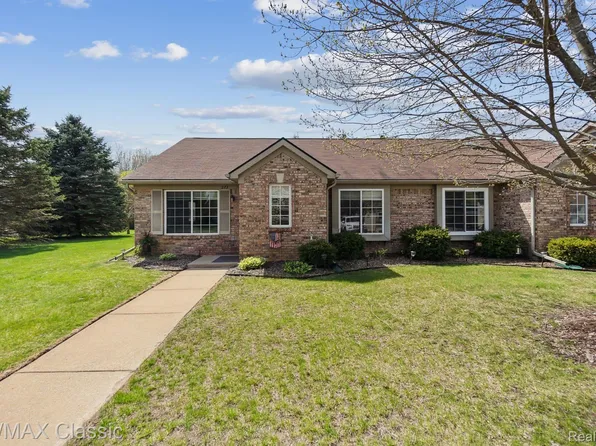 272 Countryside Ln, Highland, MI 48357