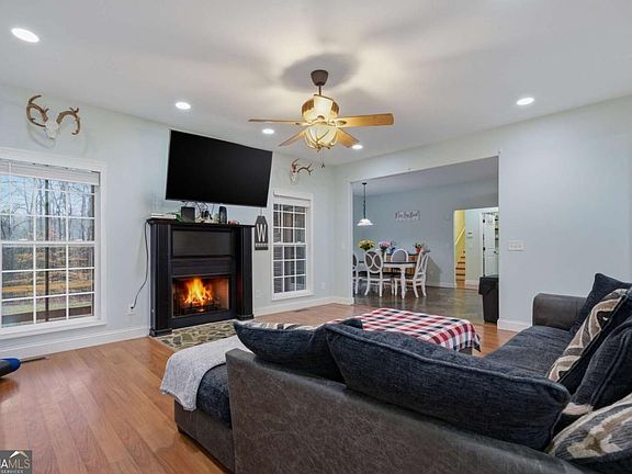 3rd image of 323 Lloyd Way