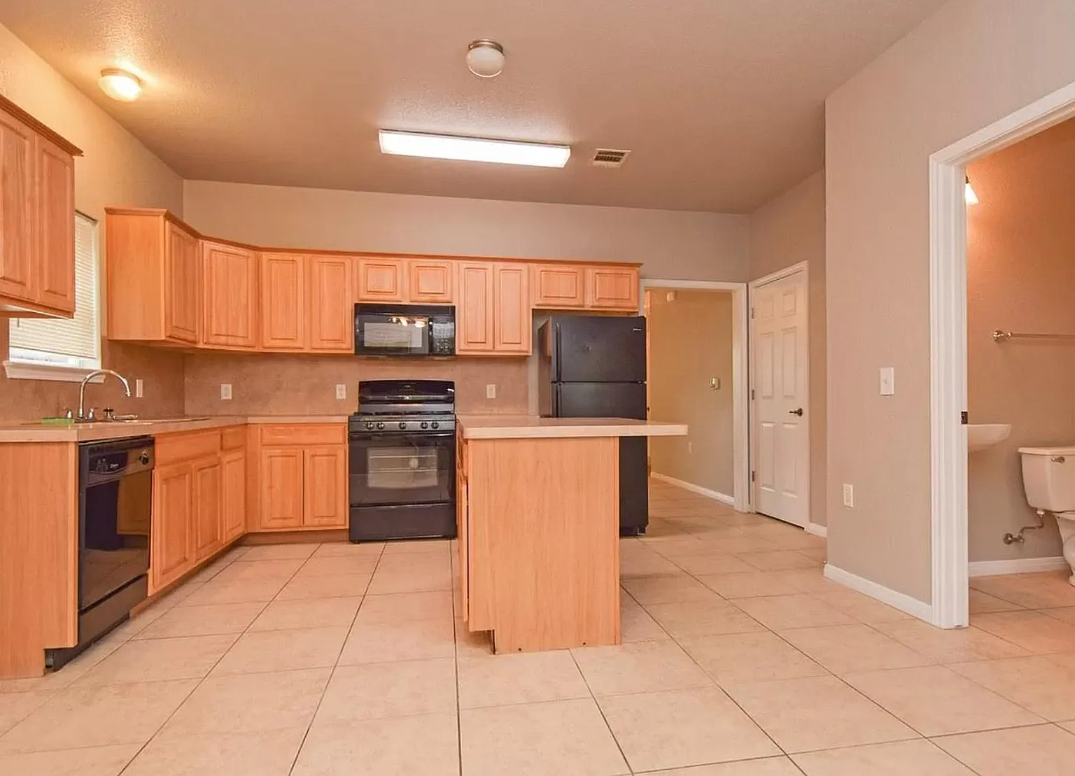 3 bed, 2.5 bath, 1410 sqft, $1,950 — Photo 4