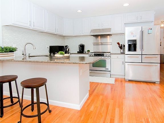 4th image of 276 Griffith St