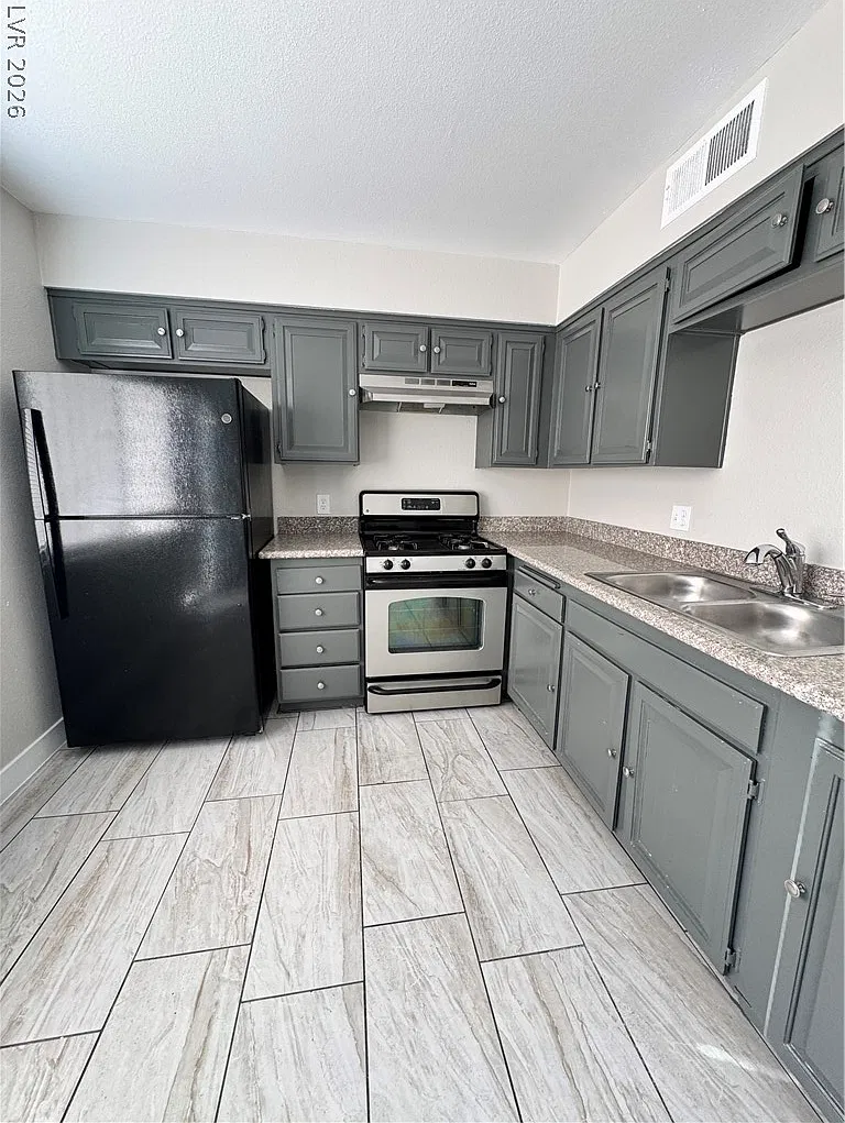 4 bed, 1.5 bath, 1378 sqft, $1,850 — Photo 2
