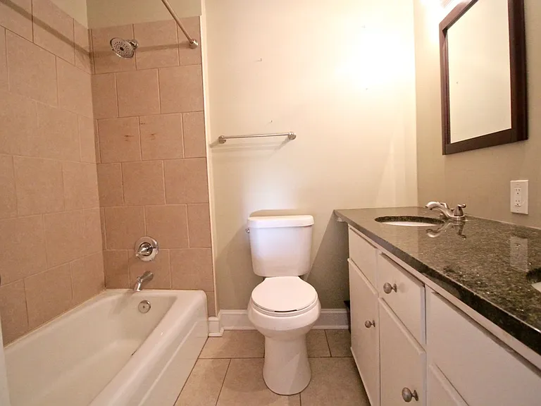 Plaza La Belle Apartments — Photo 37