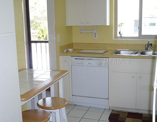 5th image of 521 Parkdale Mews #521