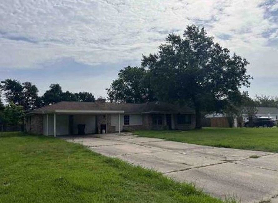 1st image of 214 Lakewood Dr