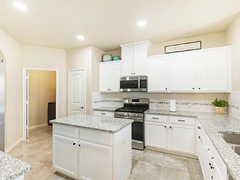 2109 Lake Hawthorne Trl — Photo 8