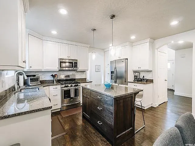 4 bed, 2135 sqft, $4,200 — Photo 4