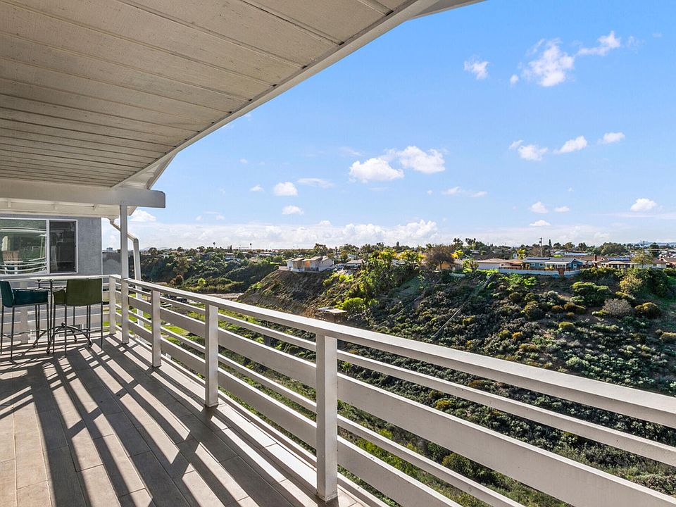 Spectacular views from your own huge balcony / terrace - stretching from the canyon below, all the way to the ocean.