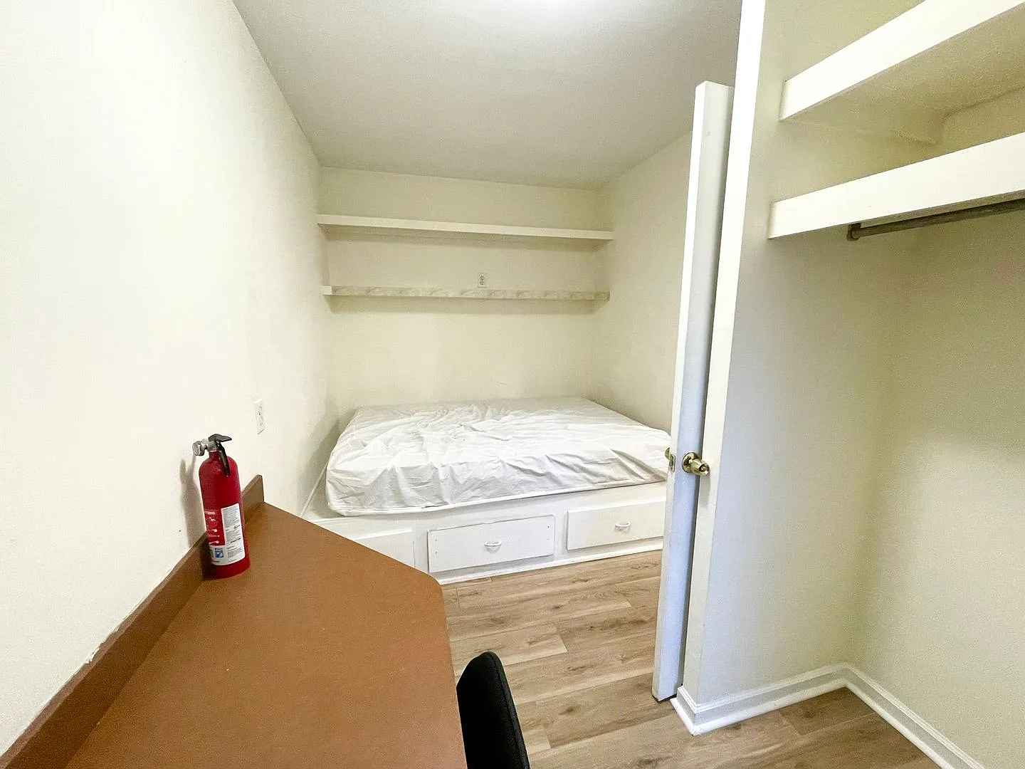 Townhouse located near corner of Gervais and Barnwell Streets. Walk to USC! — Photo 4