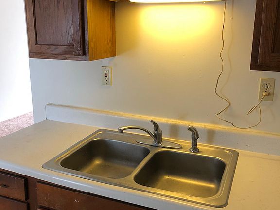 Kitchen includes stove and refrigerator