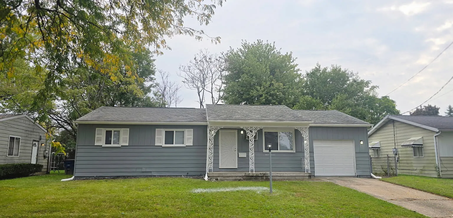 3 bed, 1.5 bath, 1040 sqft, $1,300 — Photo 1
