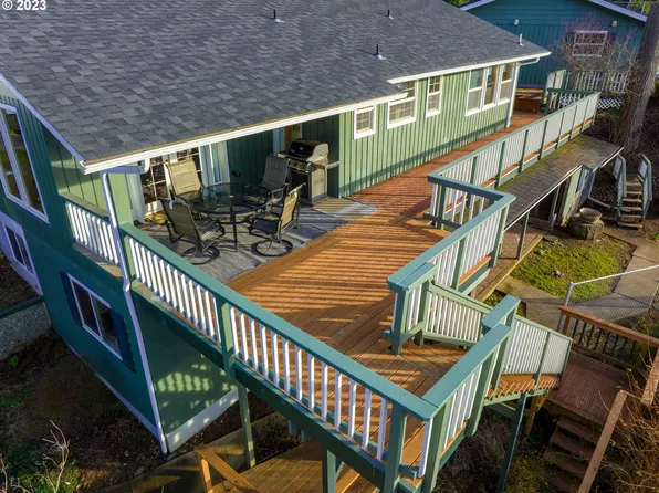 697 Crestview Dr, Reedsport, OR 97467