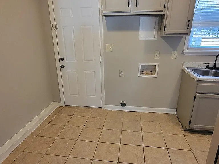 3923 Overland Hts #B — Photo 4