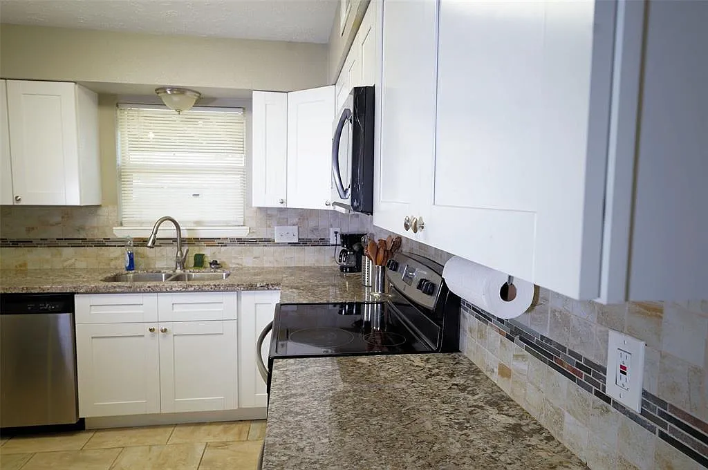 Building Photo - 7511 Stamen Dr
