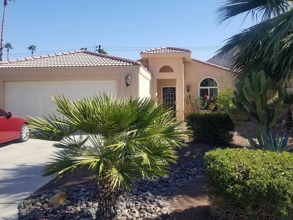 Beautiful, well maintained front yard
