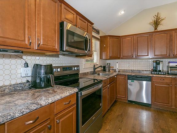3rd image of 62 Mohawk Dr