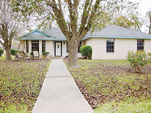2nd image of 201 Red Oak Cir