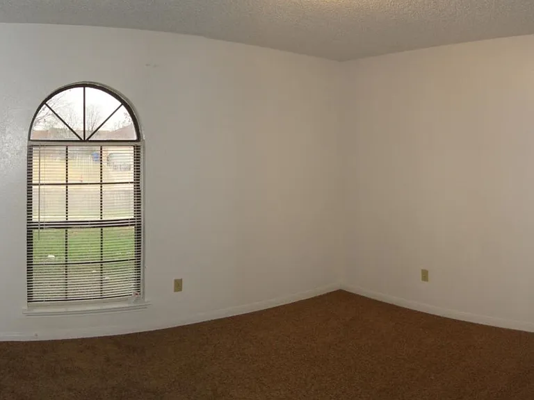 2311 Whitney Dr — Photo 11