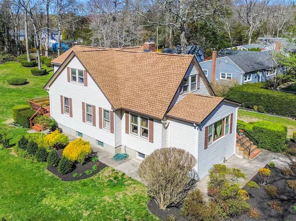 675 N Oakwood Road, Laurel, NY 11948