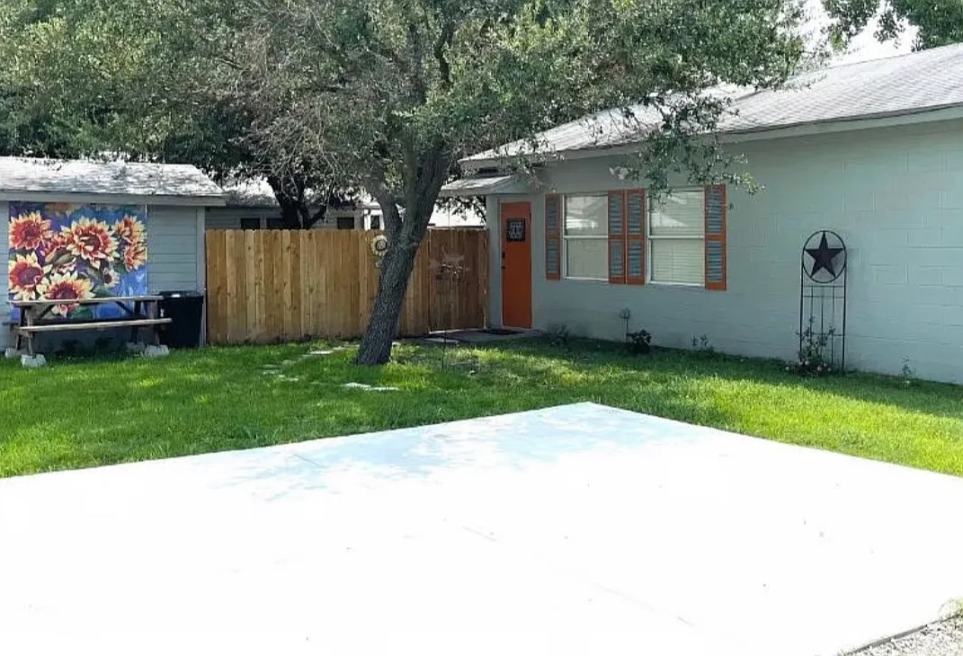 3 bed, 850 sqft, $2,150 — Photo 1